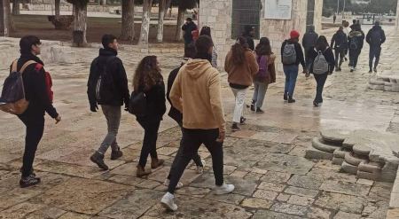 مستوطنون يقتحمون باحات المسجد الاقصى